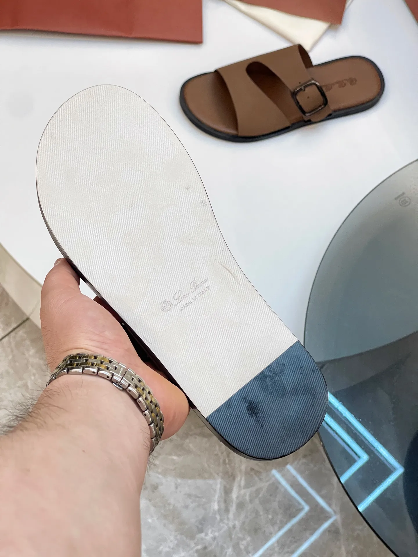 Men's shoes 💰420 Loro Piana, LP's popular spring and summer slippers are synchronized with the new counters, uppers are imported cowhide fabrics from Italy, high-quality splicing technology, soles: original soles specially provided by the original factory, exclusive molded soles are super comfortable, original factory orders, 🔍🔍high quality, you can go in and out of the counter at will, welcome to compare, code number 39-44 (order 38 45 46)